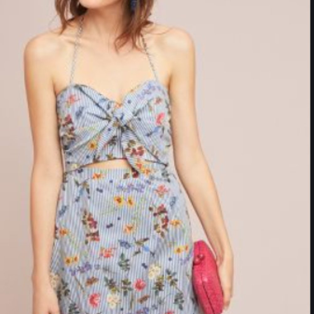 Embroidered short dress with bow in the front